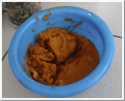2 Mix 25 gms curry powder with only a bit of water 2 Mix 25 gms curry powder with only a bit of water