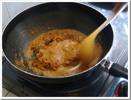 3 Heat oil and fry the curry powder 3 Heat oil and fry the curry powder
