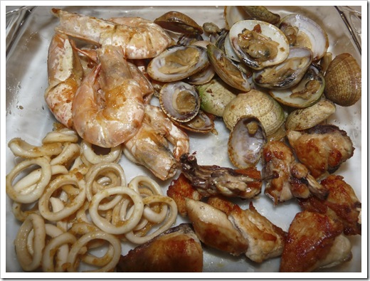 The fried seafood and chicken The fried seafood and chicken